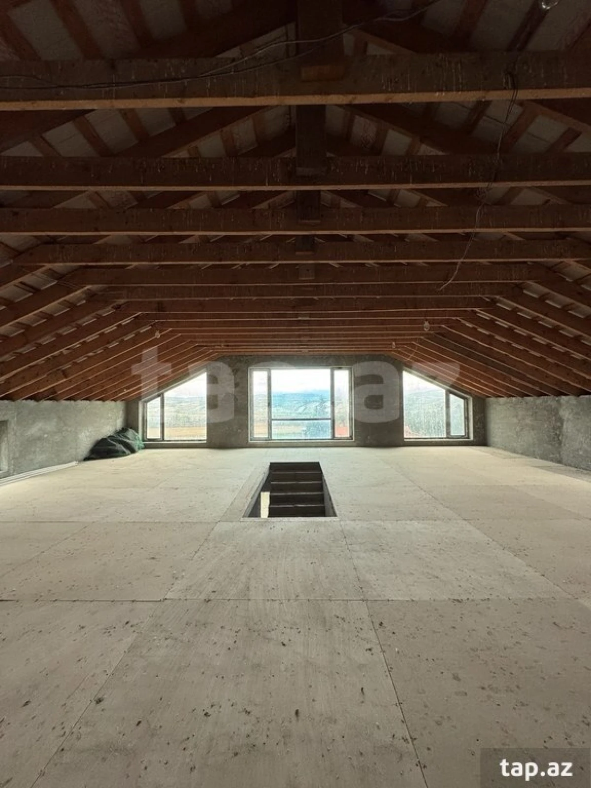 Satılır 9 otaqlı həyət evi