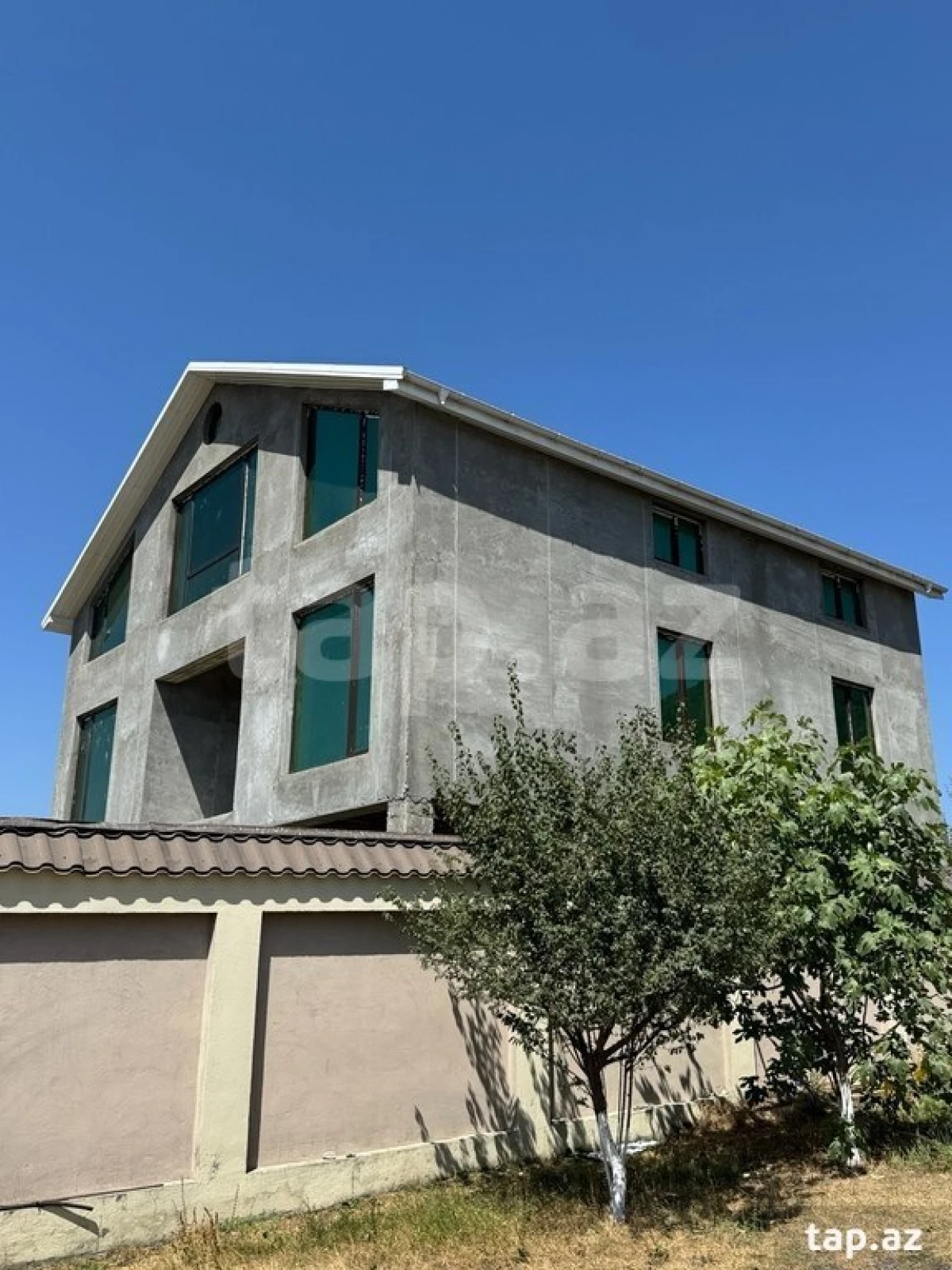 Satılır 9 otaqlı həyət evi