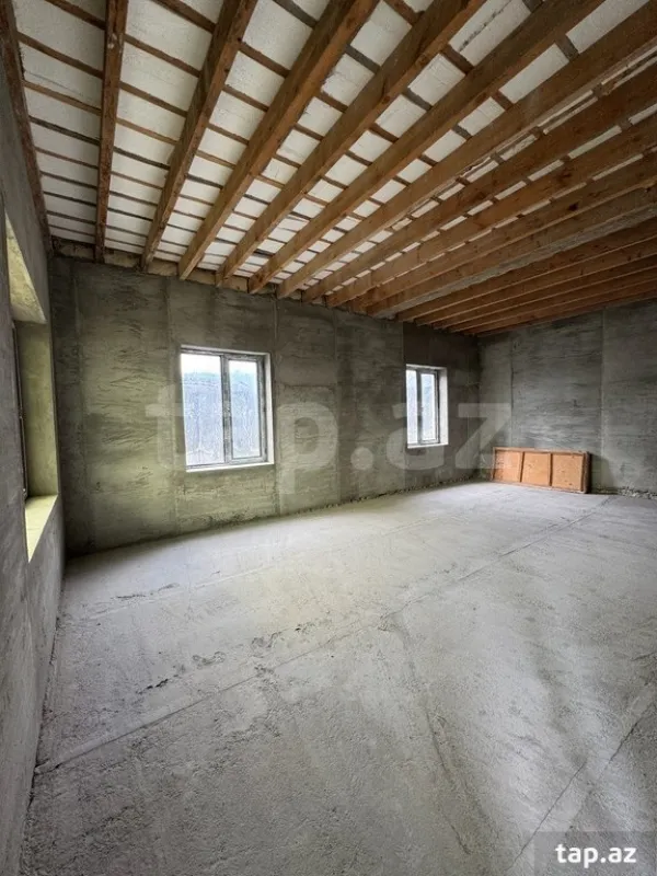 Satılır 9 otaqlı həyət evi