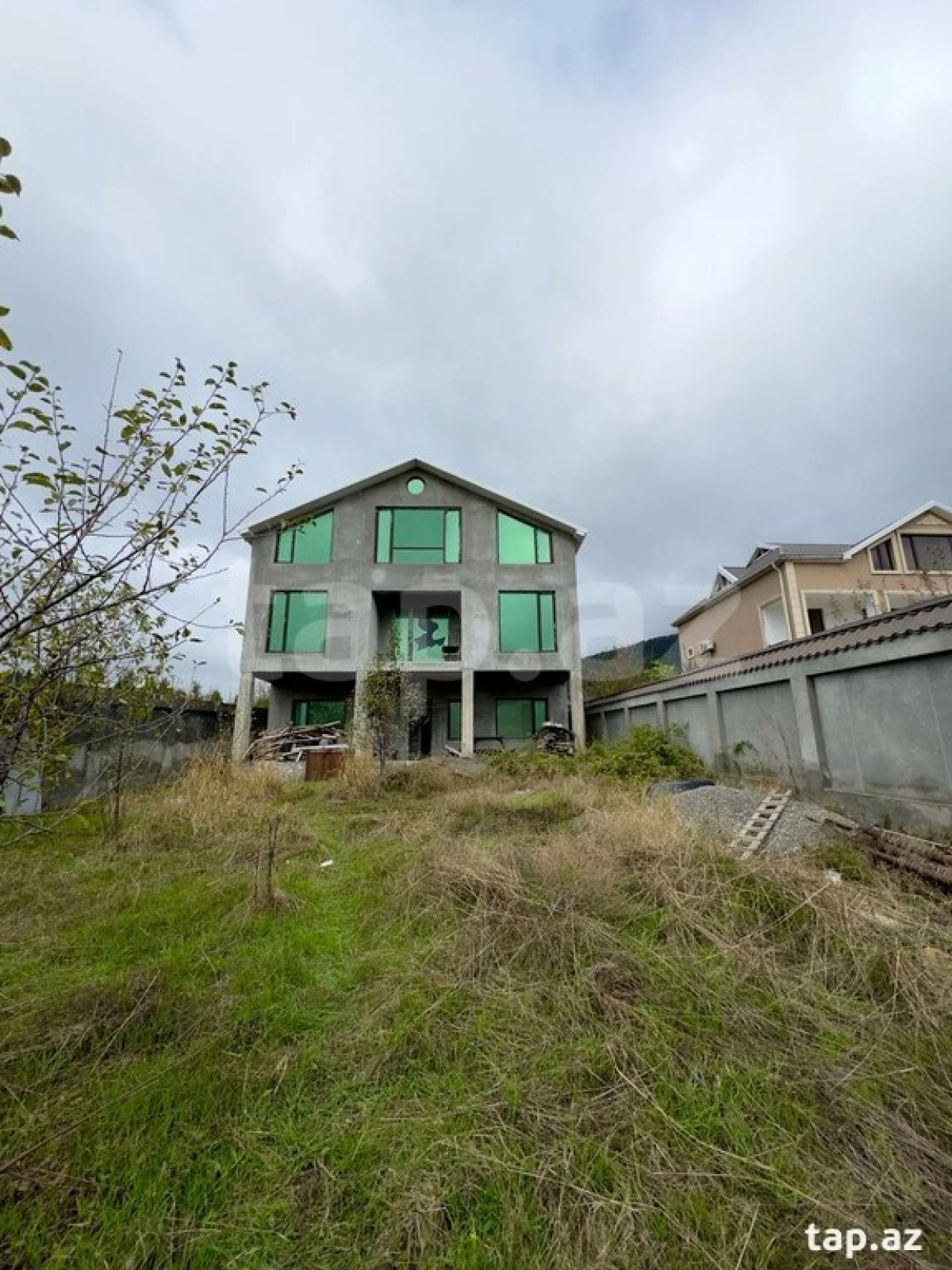 Satılır 9 otaqlı həyət evi