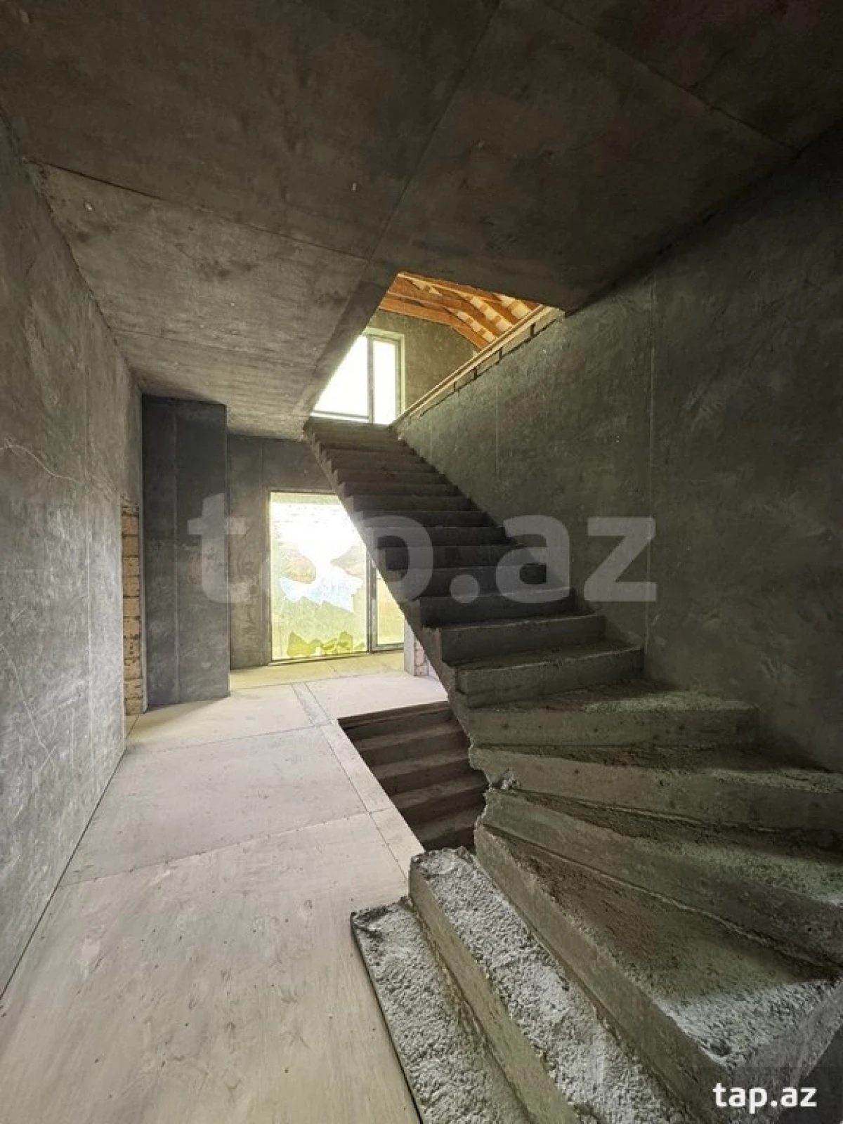 Satılır 9 otaqlı həyət evi