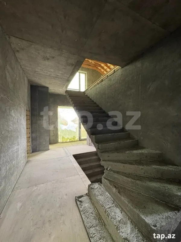 Satılır 9 otaqlı həyət evi