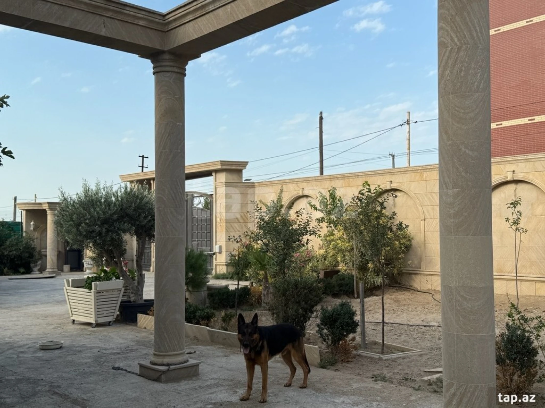 Satılır 6 otaqlı həyət evi