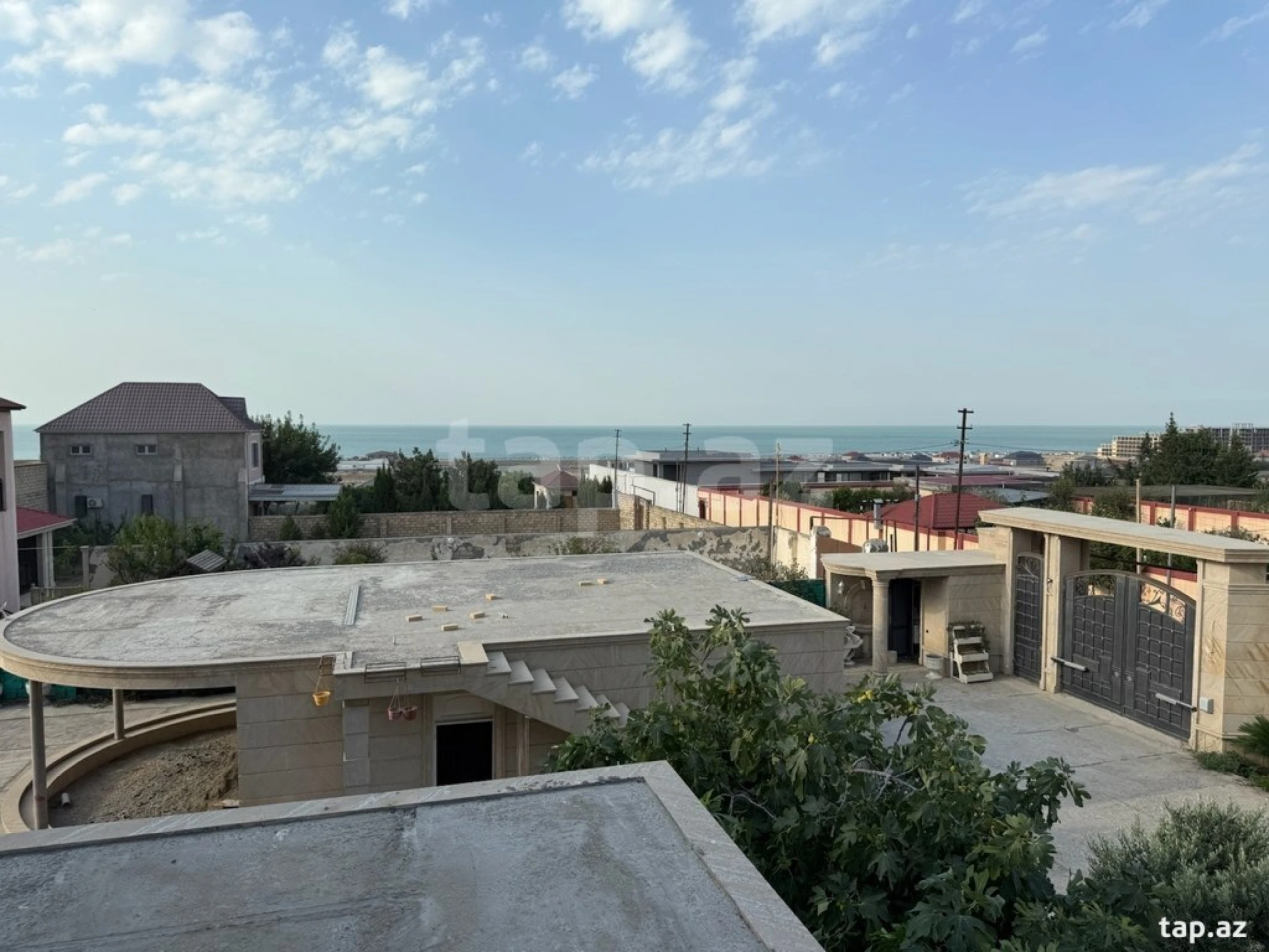 Satılır 6 otaqlı həyət evi