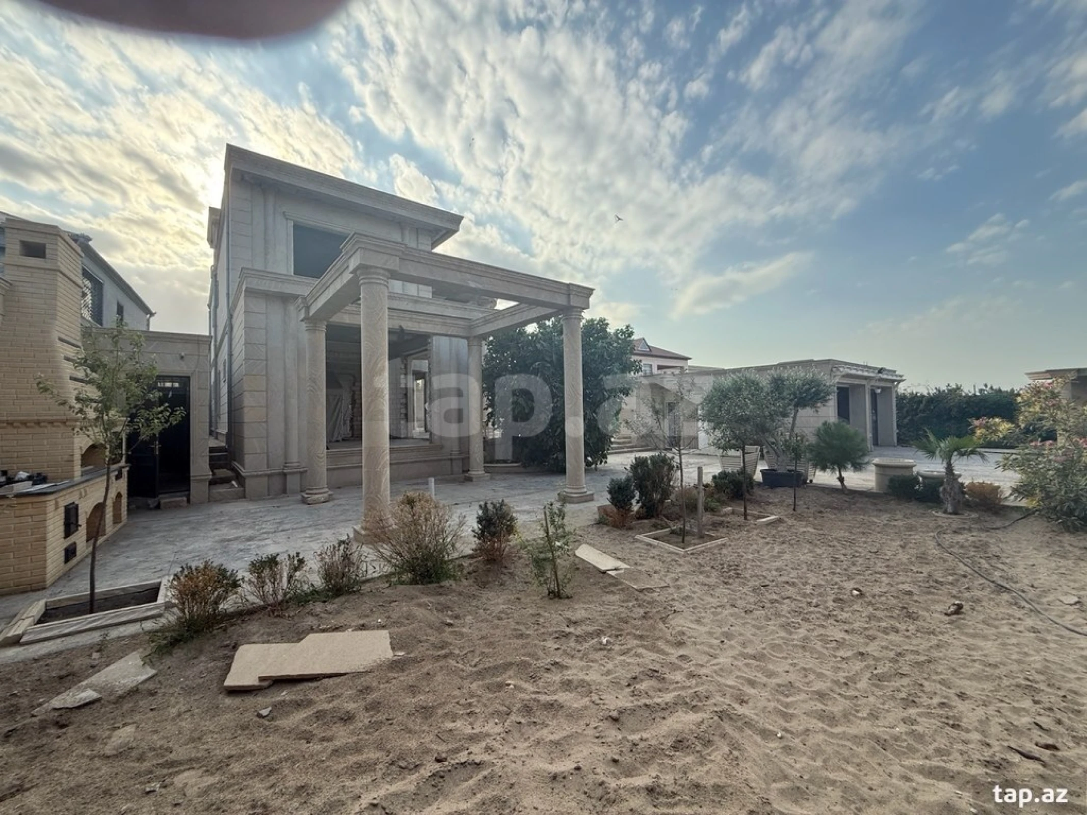 Satılır 6 otaqlı həyət evi