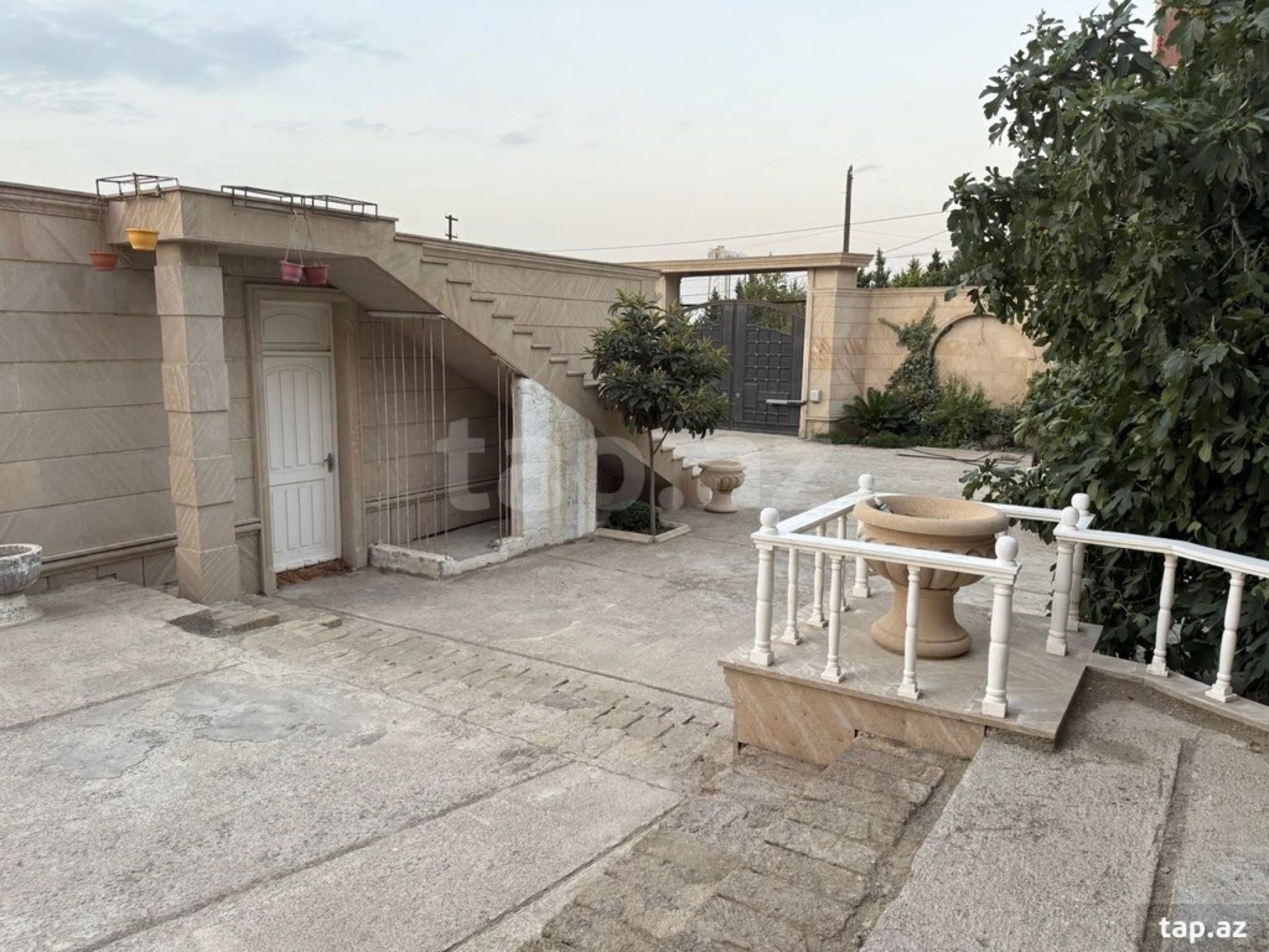 Satılır 6 otaqlı həyət evi