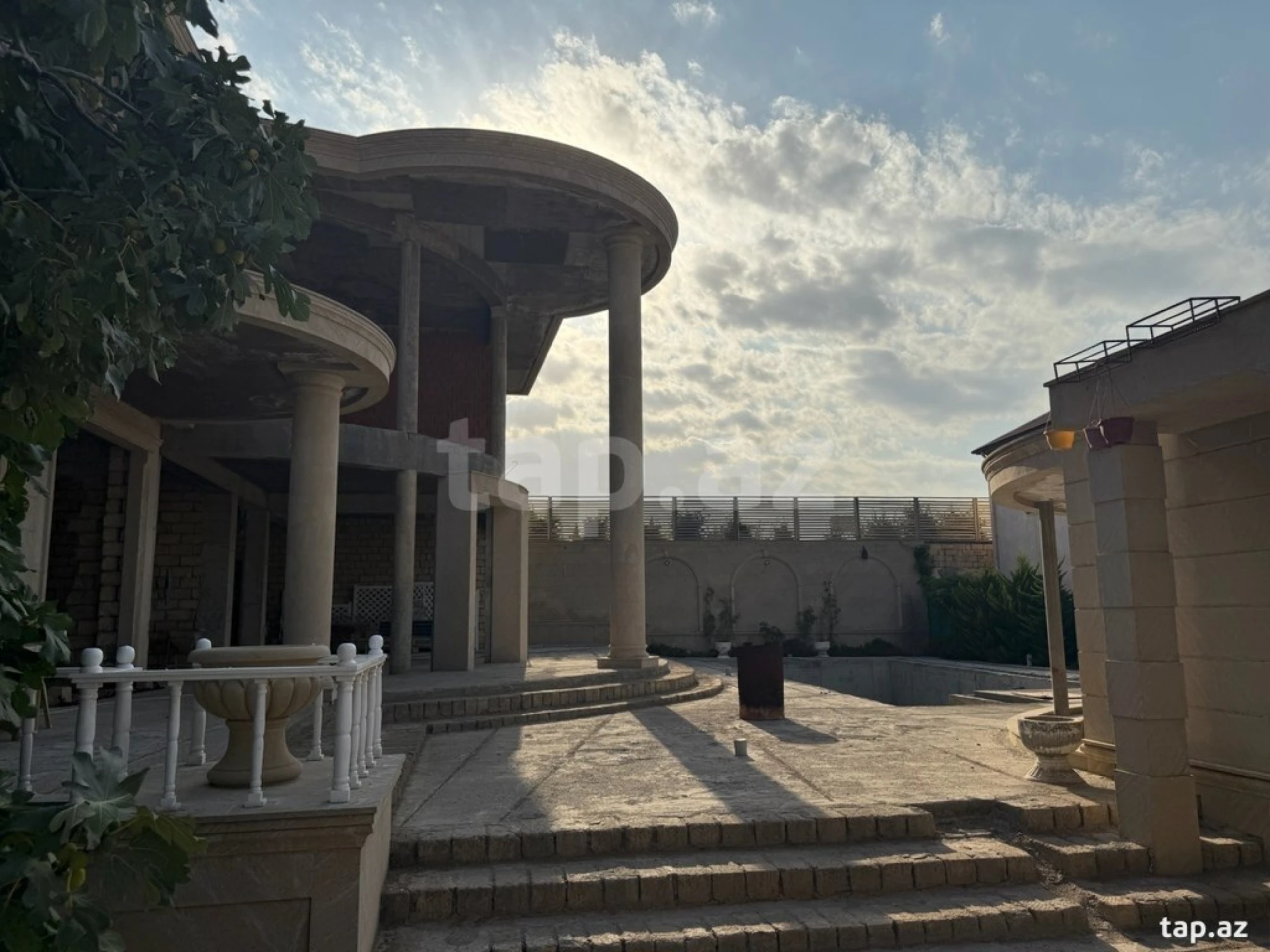 Satılır 6 otaqlı həyət evi