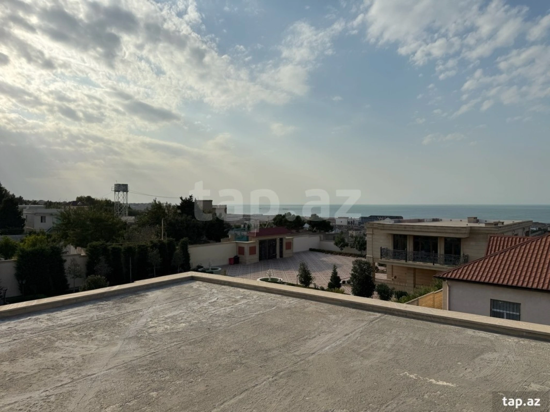 Satılır 6 otaqlı həyət evi