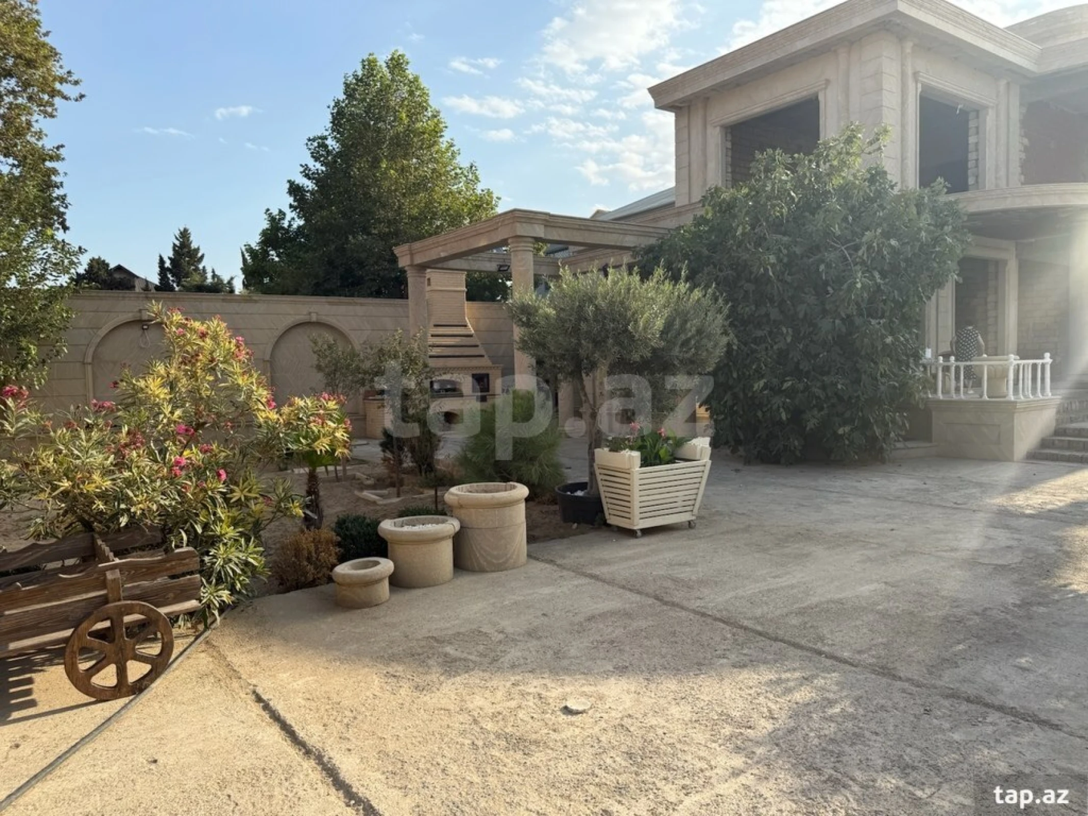 Satılır 6 otaqlı həyət evi