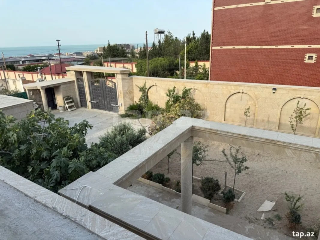 Satılır 6 otaqlı həyət evi