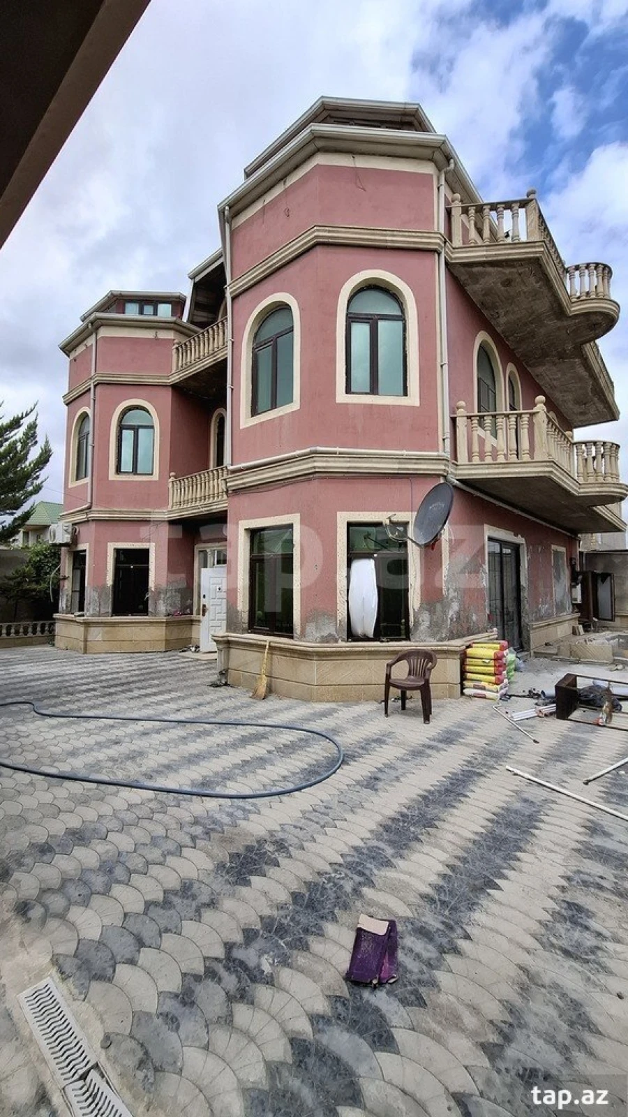 Satılır 6 otaqlı həyət evi