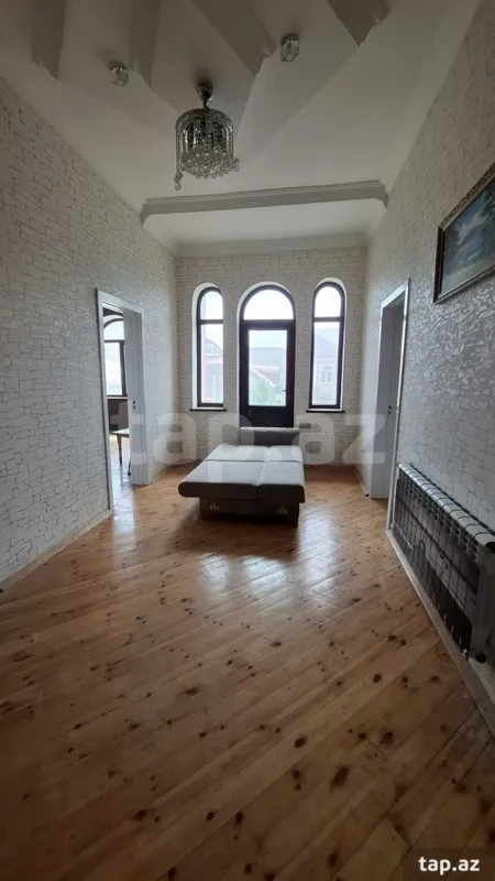Satılır 6 otaqlı həyət evi