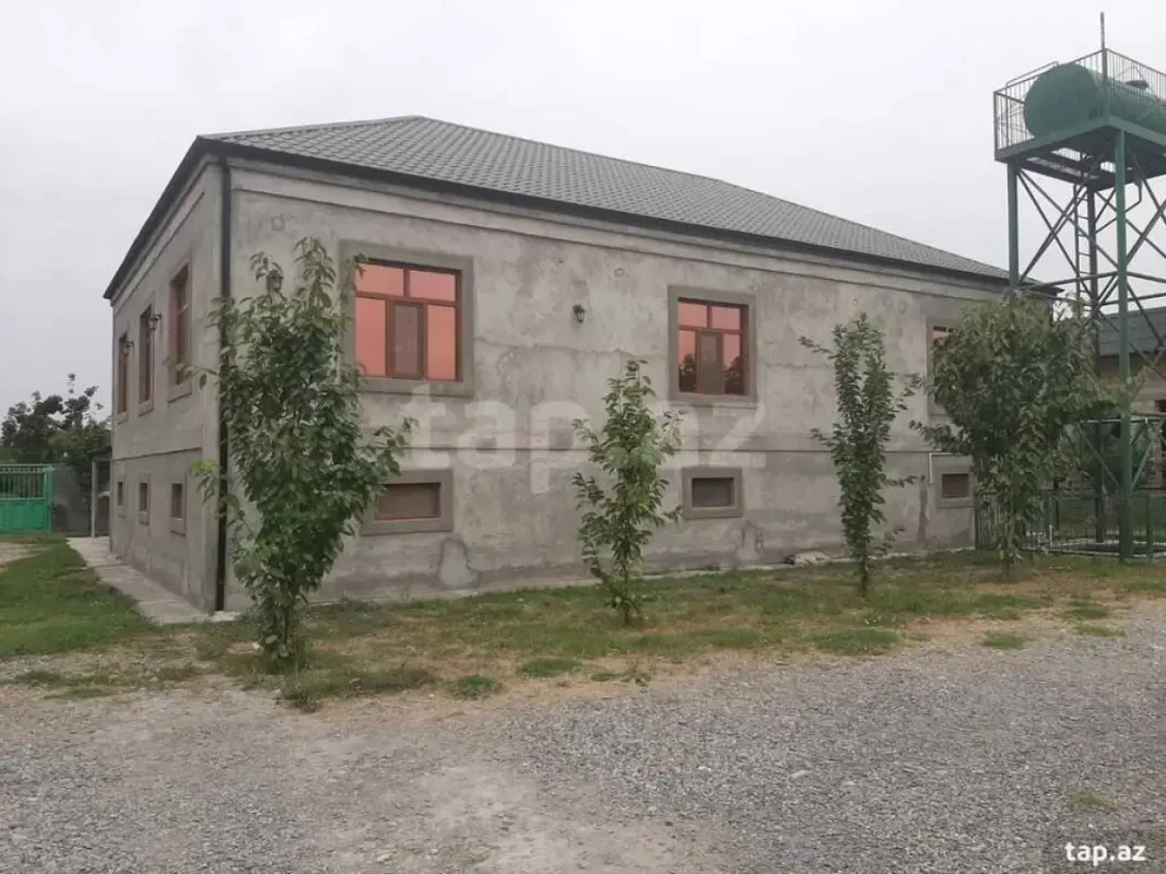 Satılır 8 otaqlı həyət evi 281 m²