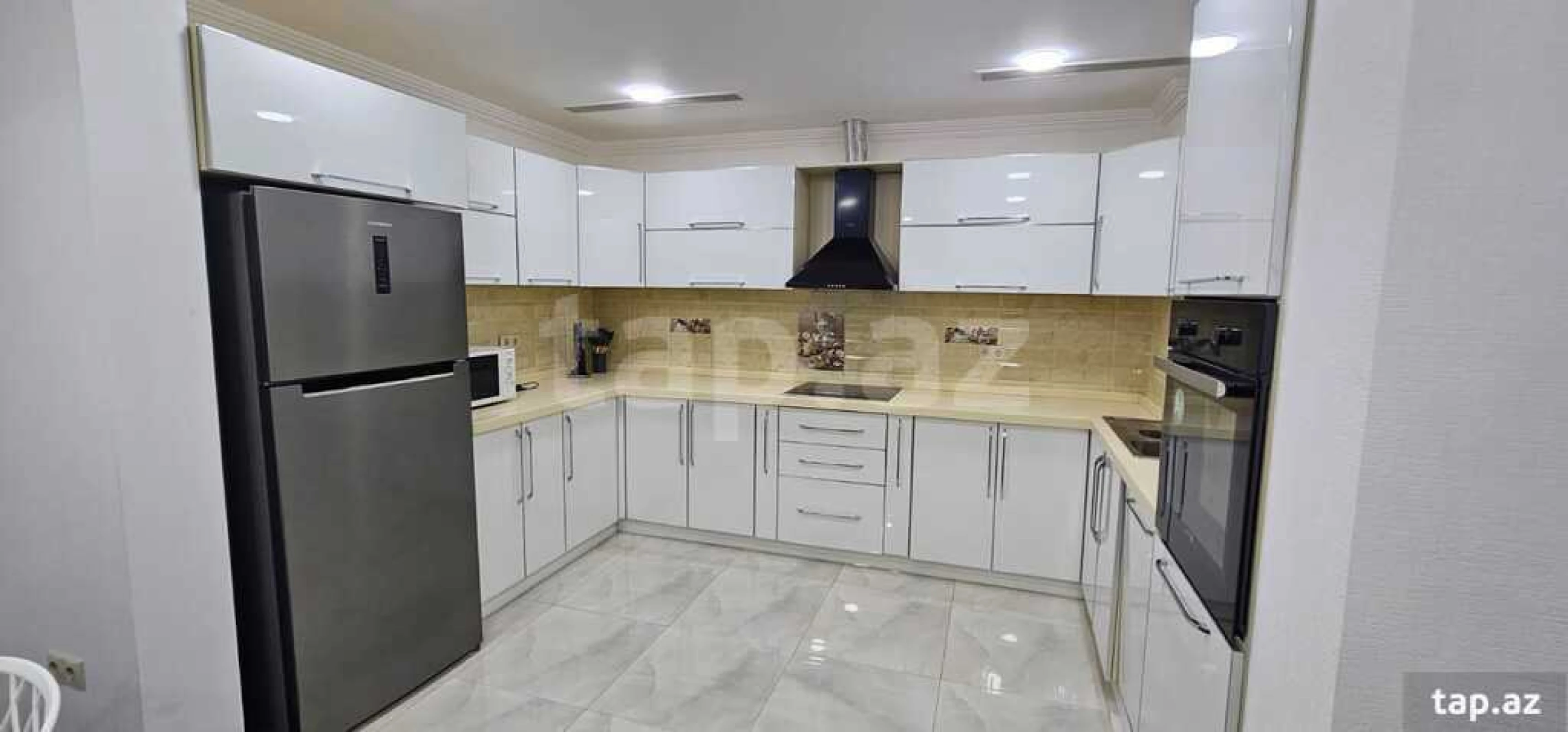 Kirayə verilir 3 otaqlı yeni tikili 140 m²