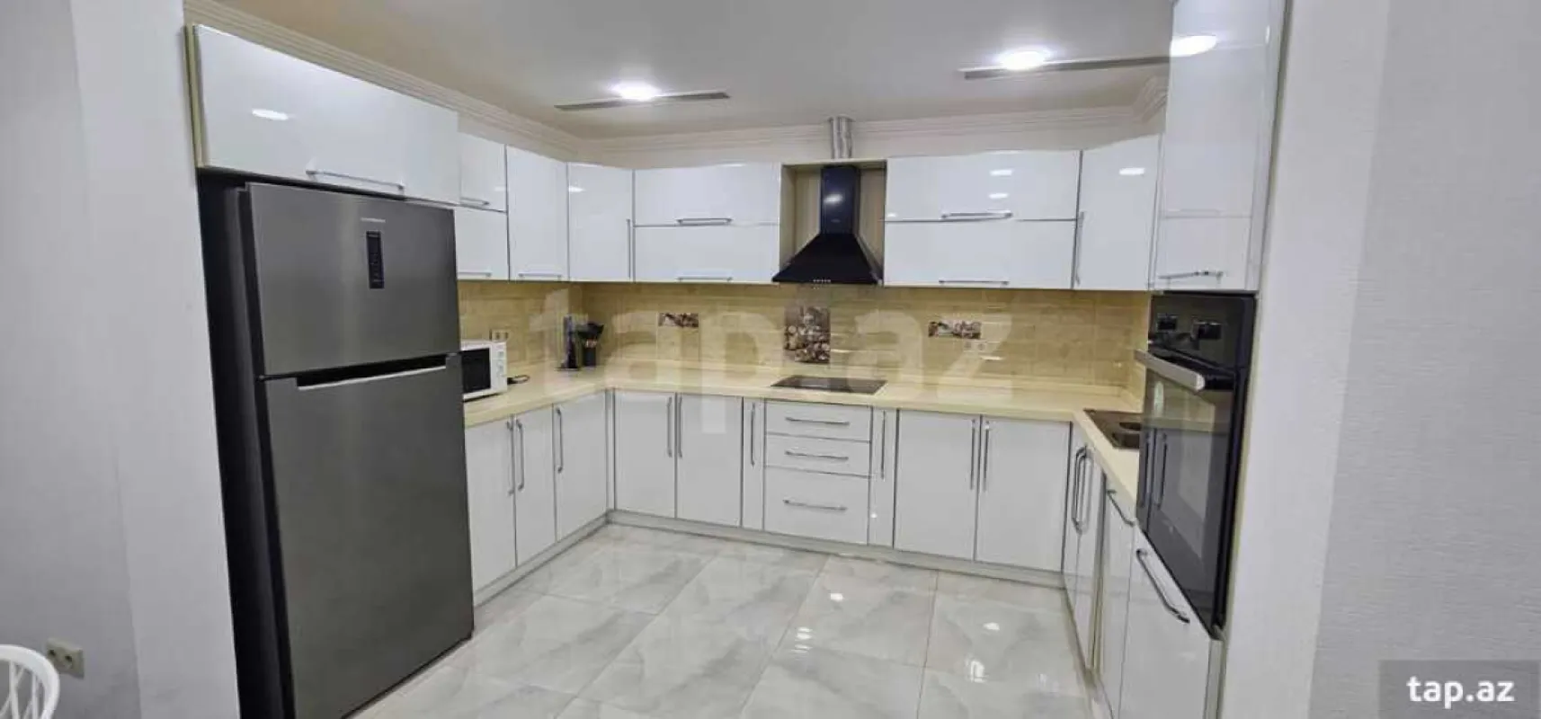 Kirayə verilir 3 otaqlı yeni tikili 140 m²