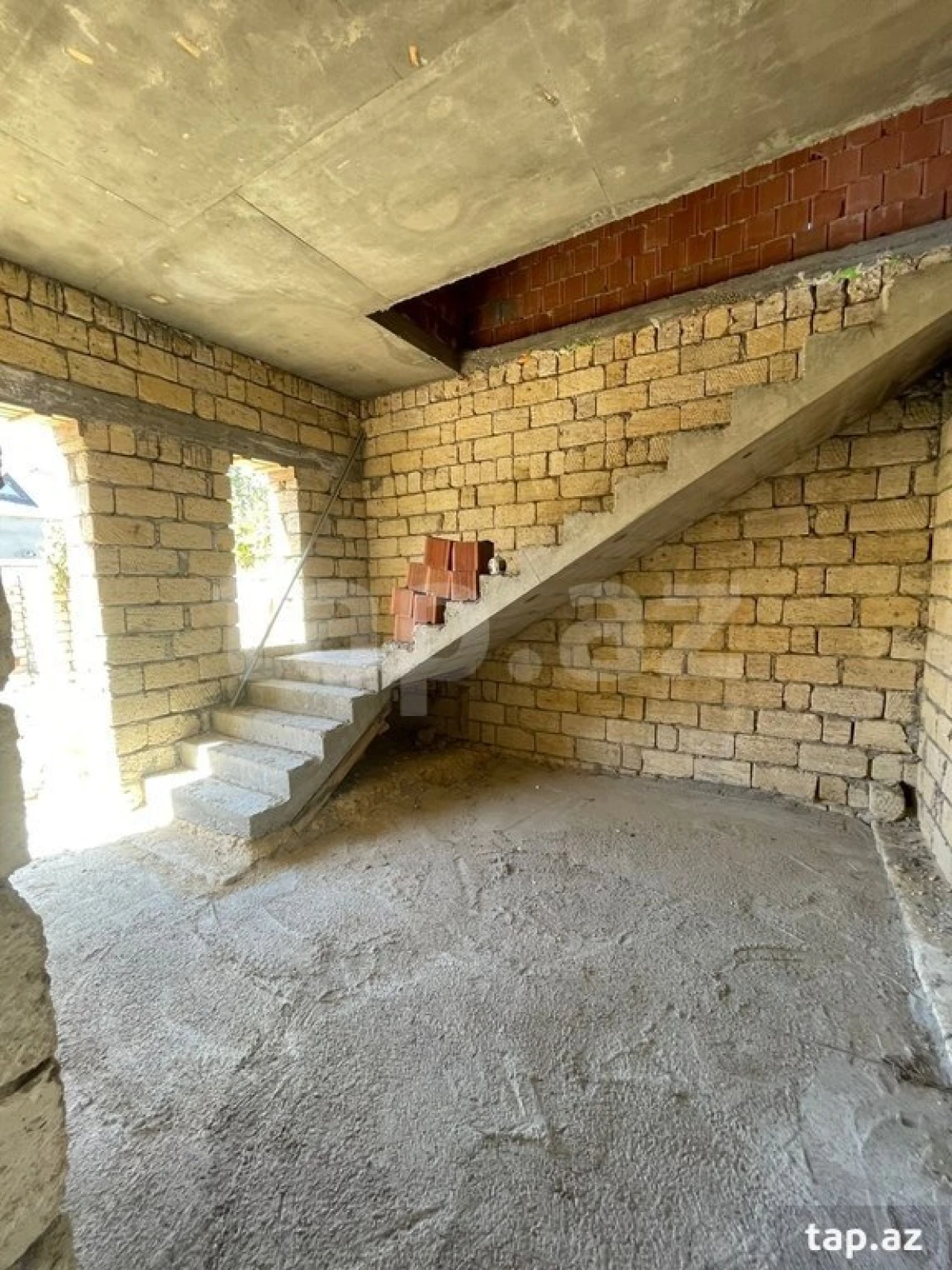 Satılır 5 otaqlı həyət evi