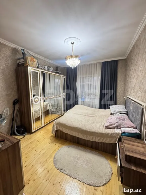 Satılır 8 otaqlı həyət evi