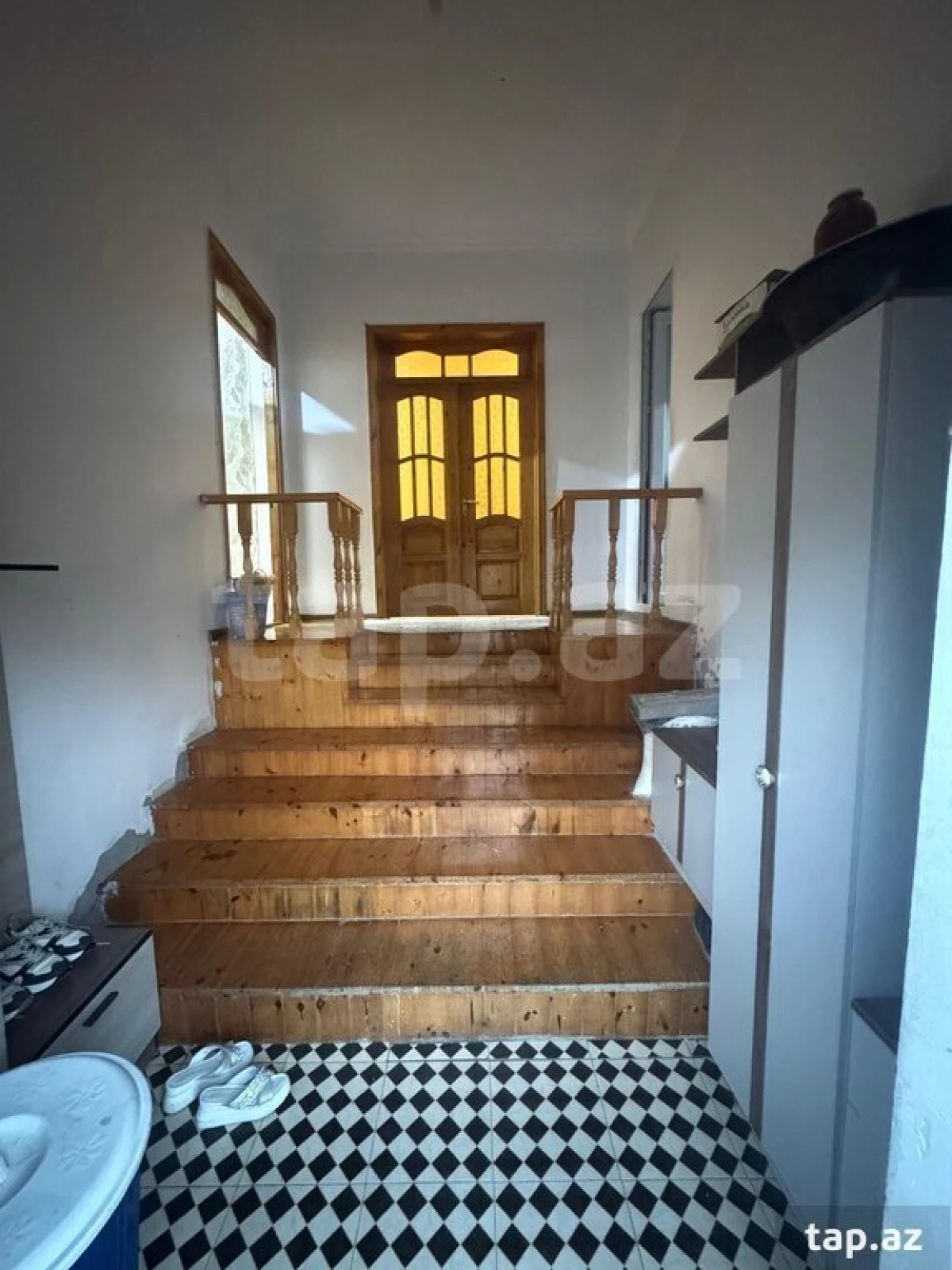 Satılır 8 otaqlı həyət evi