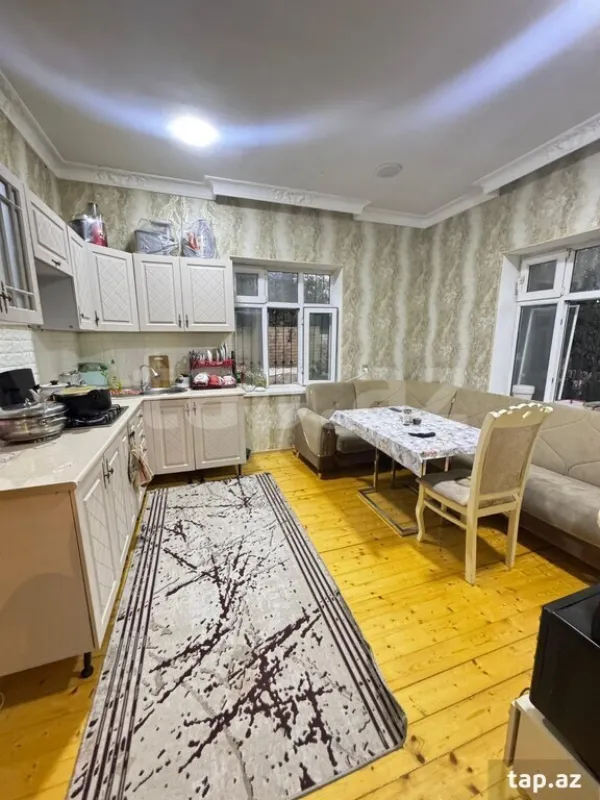 Satılır 8 otaqlı həyət evi