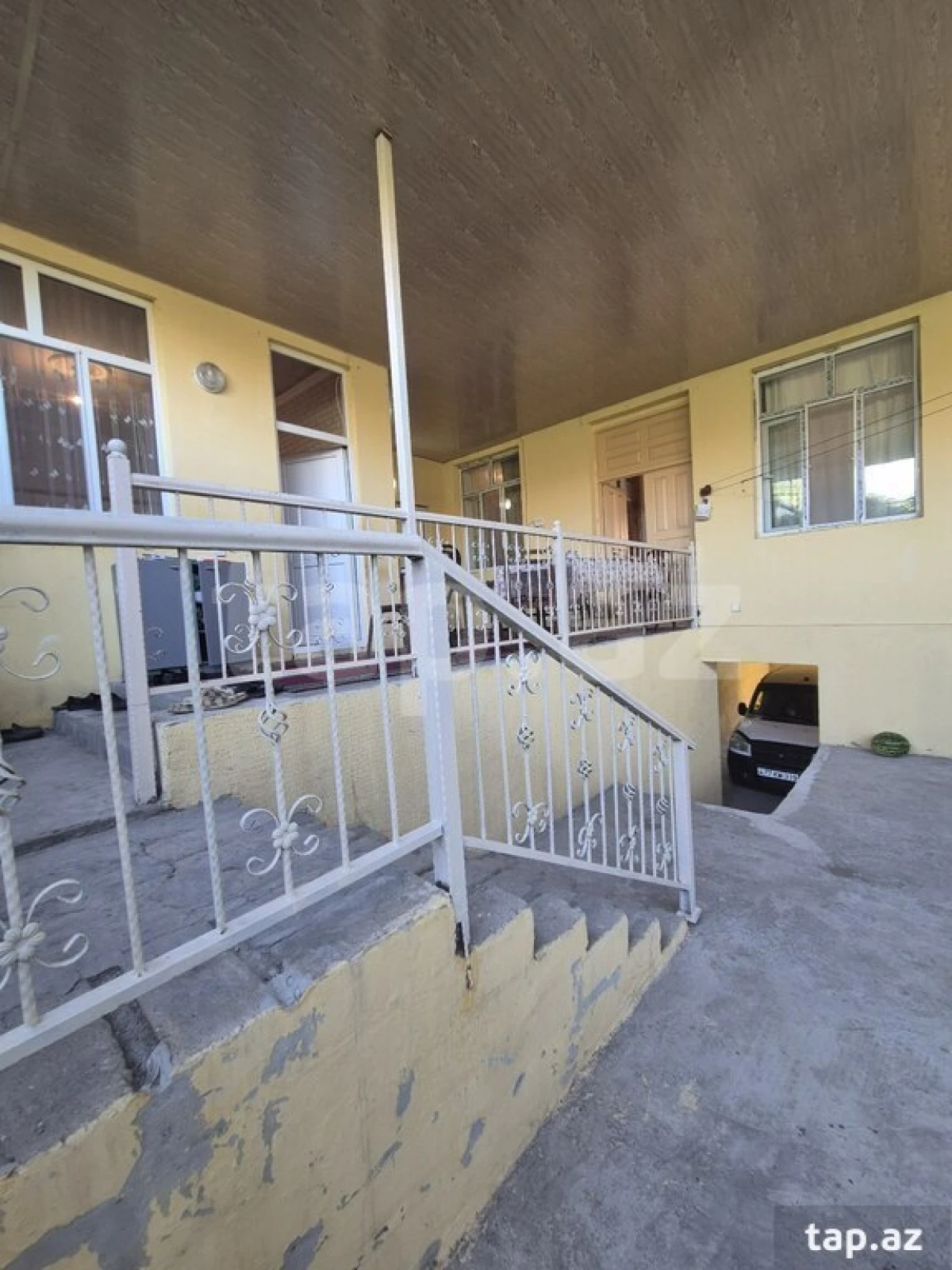 Satılır 9 otaqlı həyət evi