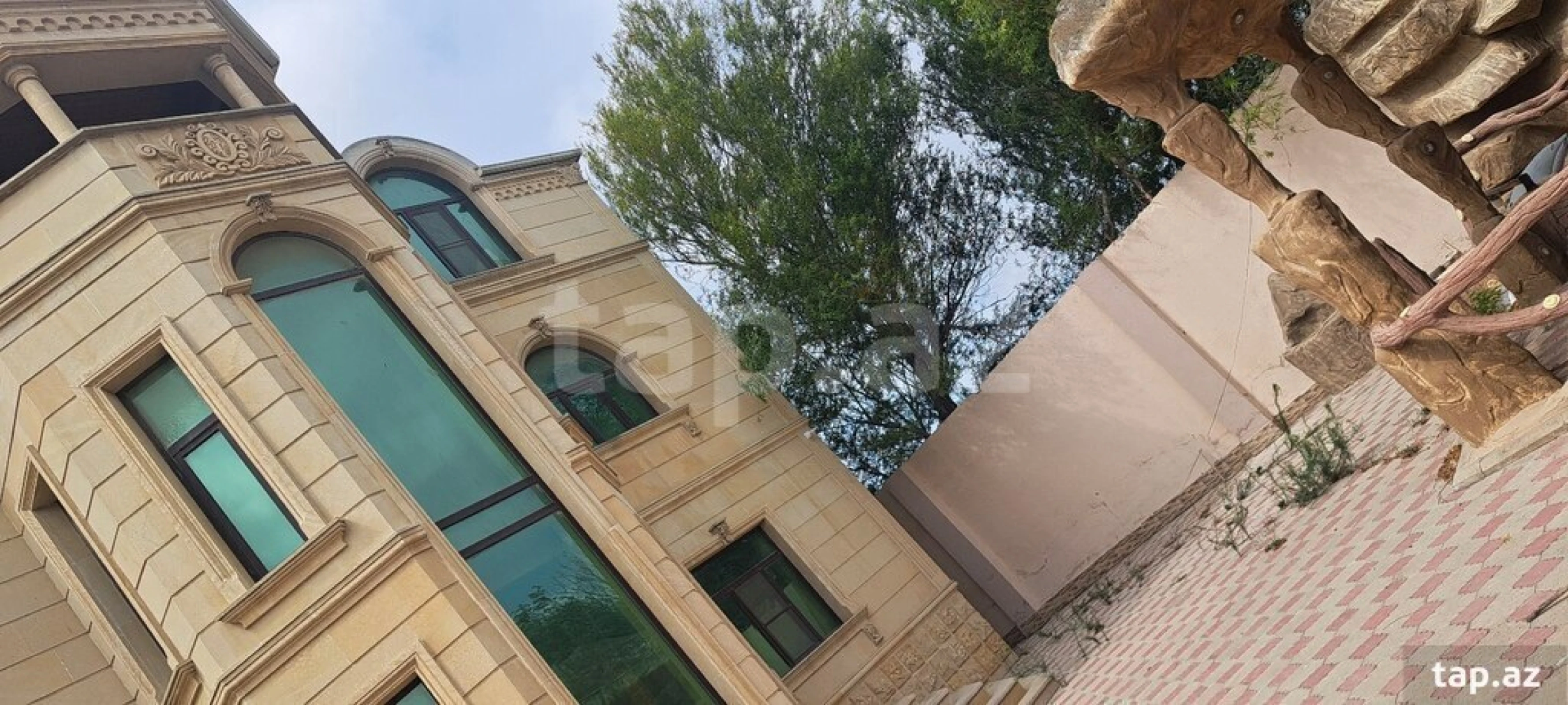 Satılır 9 otaqlı həyət evi