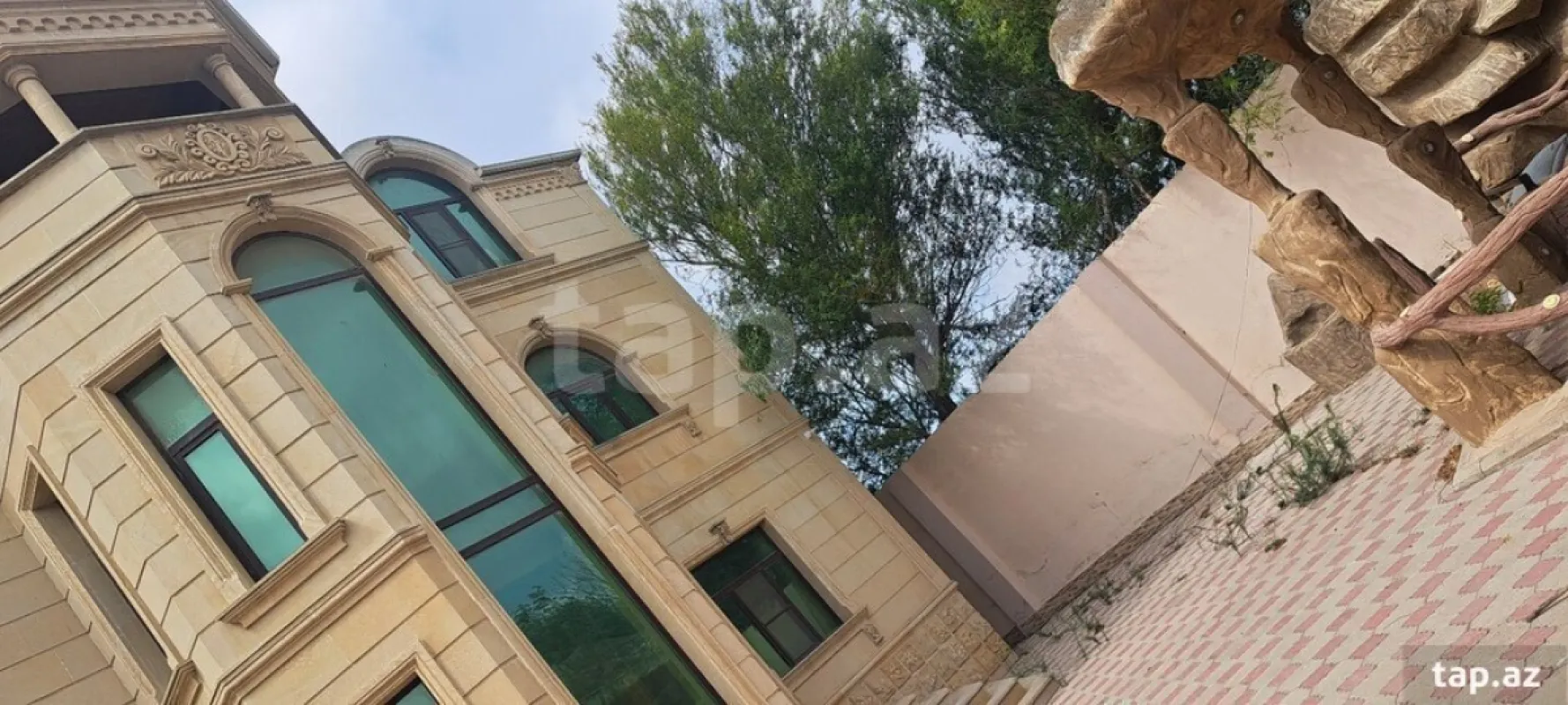 Satılır 9 otaqlı həyət evi