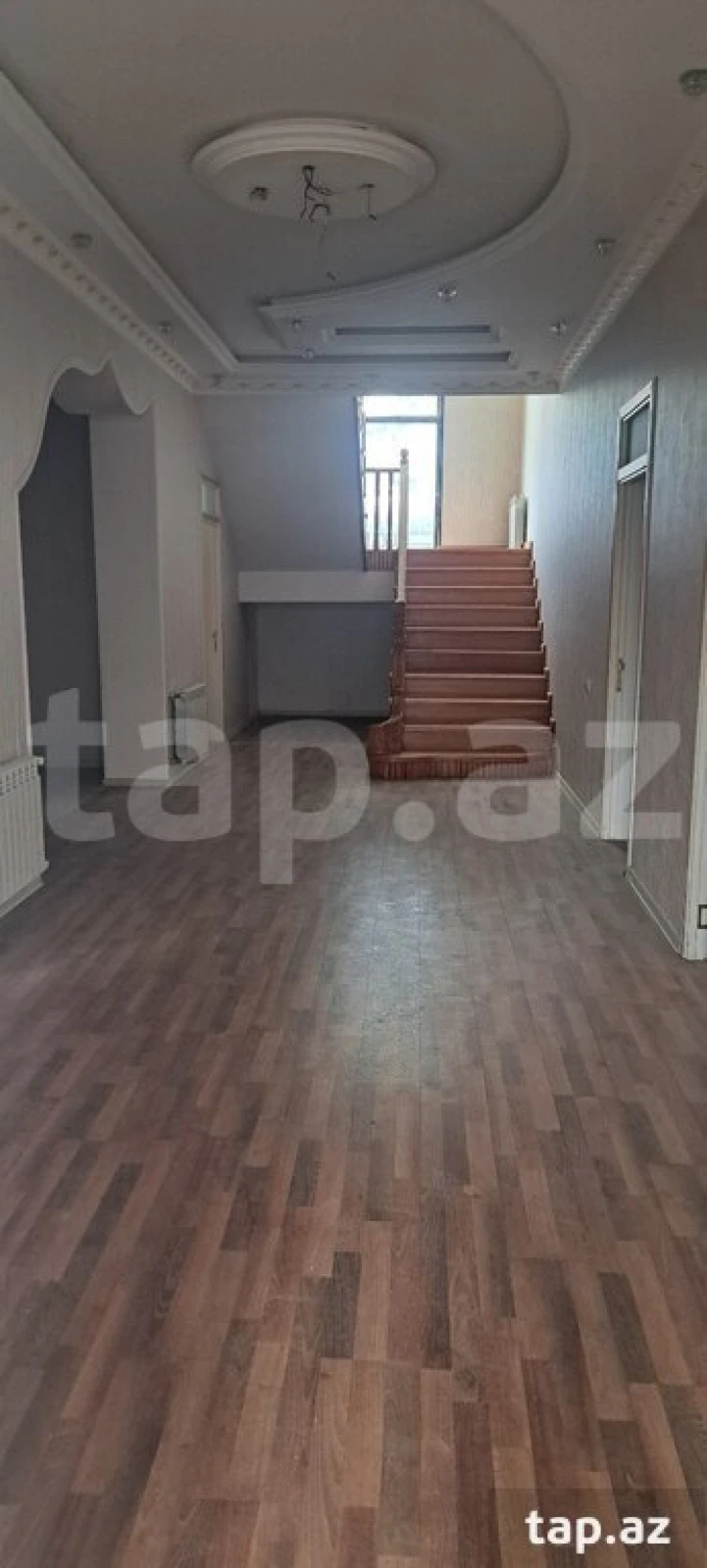 Satılır 9 otaqlı həyət evi