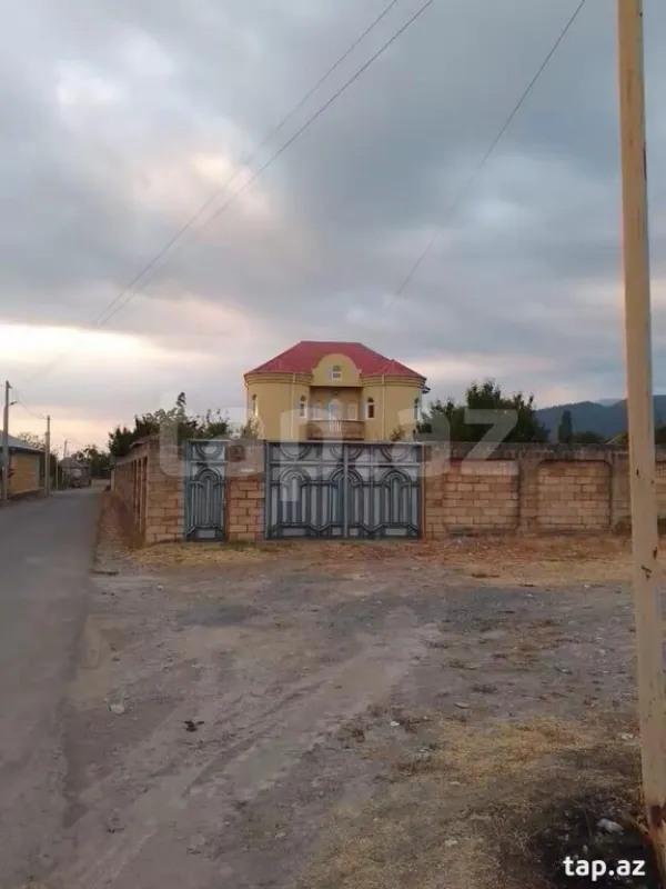 Satılır 7 otaqlı həyət evi