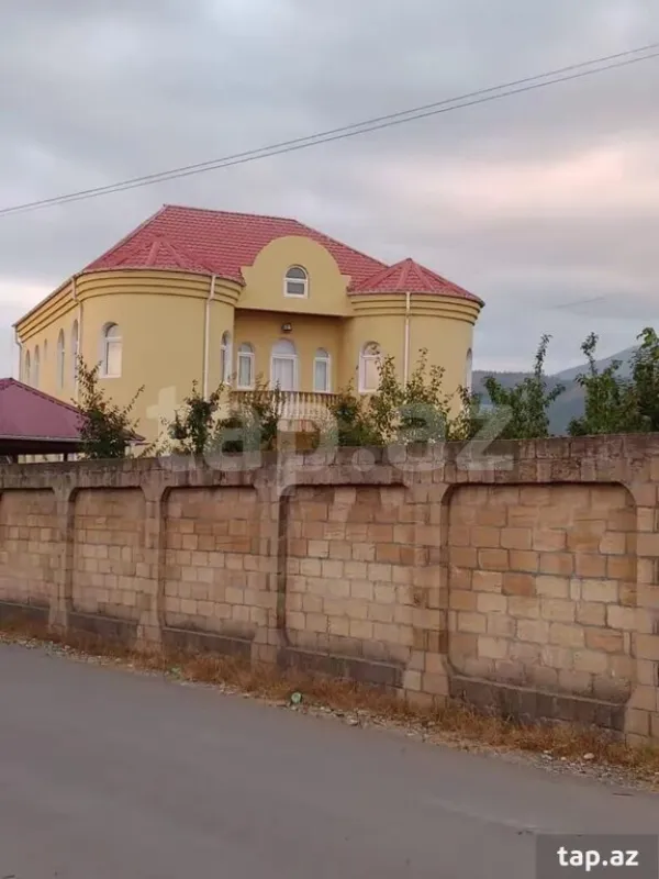 Satılır 7 otaqlı həyət evi