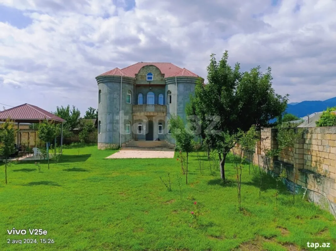 Satılır 7 otaqlı həyət evi