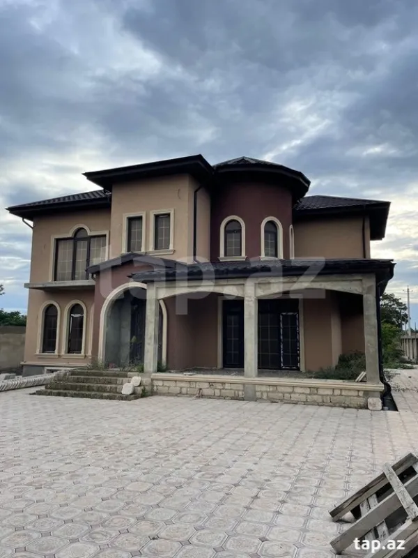 Satılır 9 otaqlı həyət evi