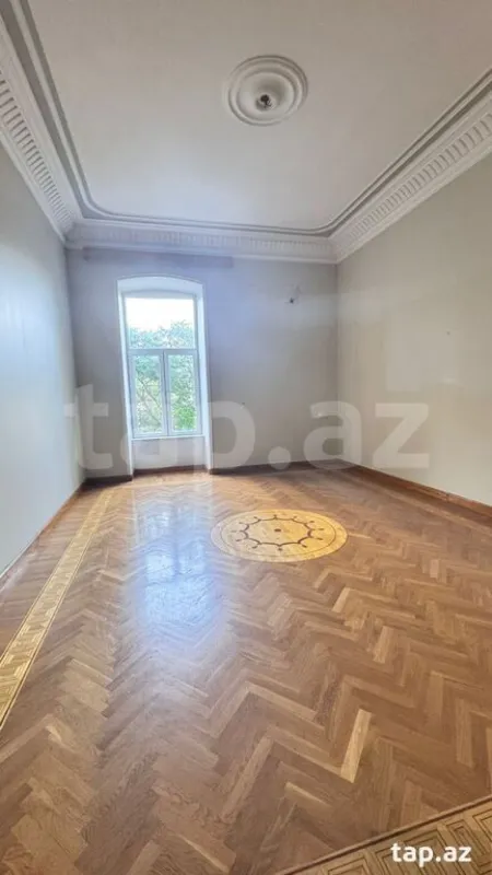 Satılır 4 otaqlı mənzil 183 m²