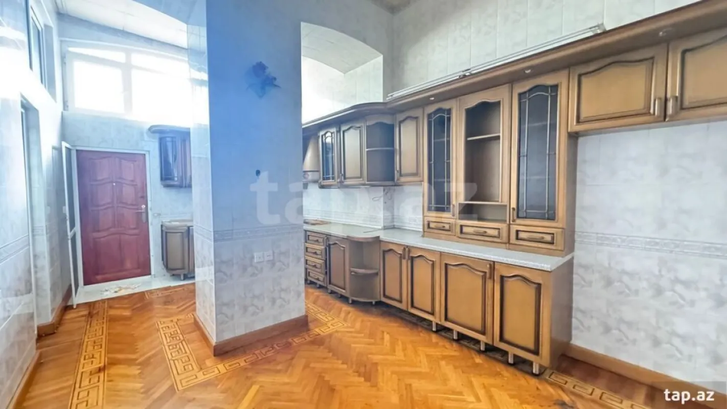 Satılır 4 otaqlı mənzil 183 m²