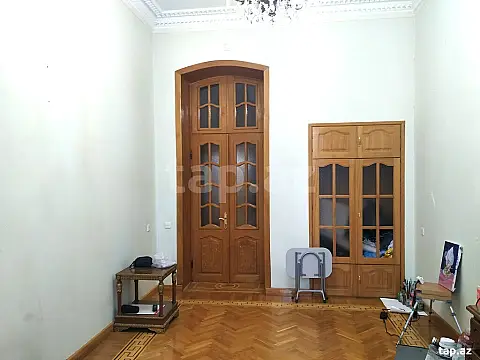 Satılır 4 otaqlı mənzil 183 m²