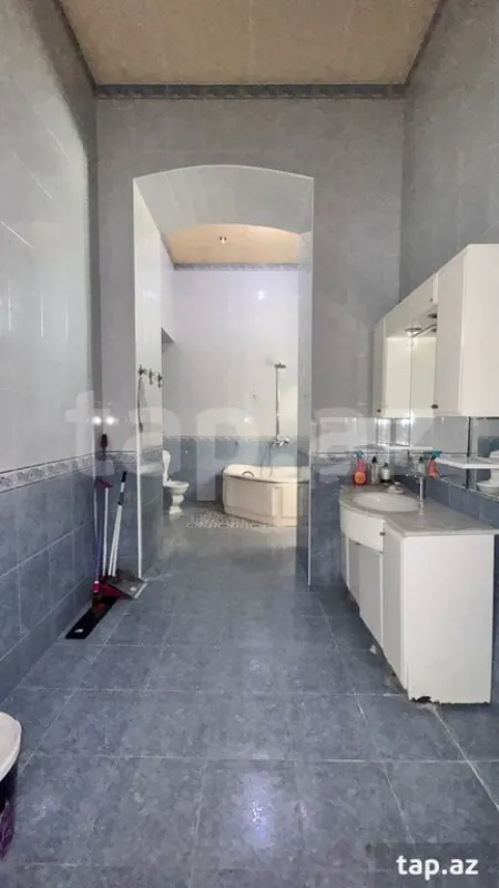 Satılır 4 otaqlı mənzil 183 m²