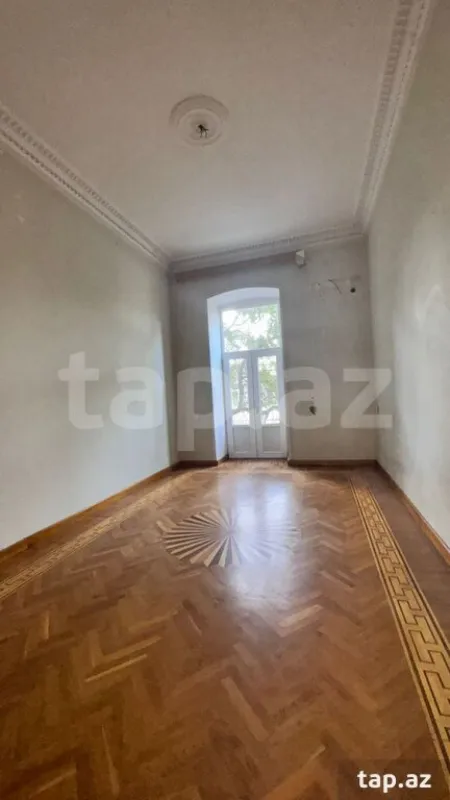 Satılır 4 otaqlı mənzil 183 m²