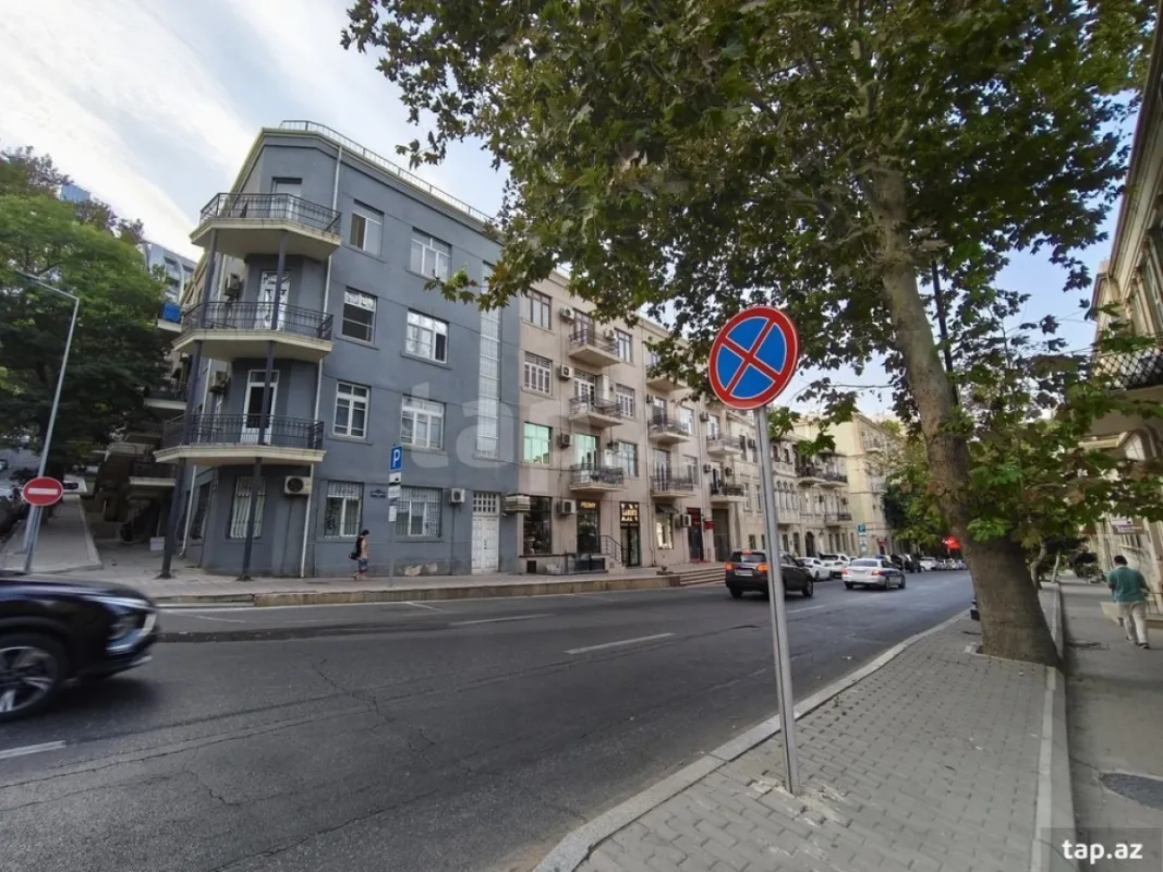 Satılır 4 otaqlı mənzil 183 m²