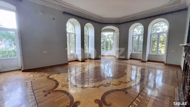 Satılır 4 otaqlı mənzil 183 m²