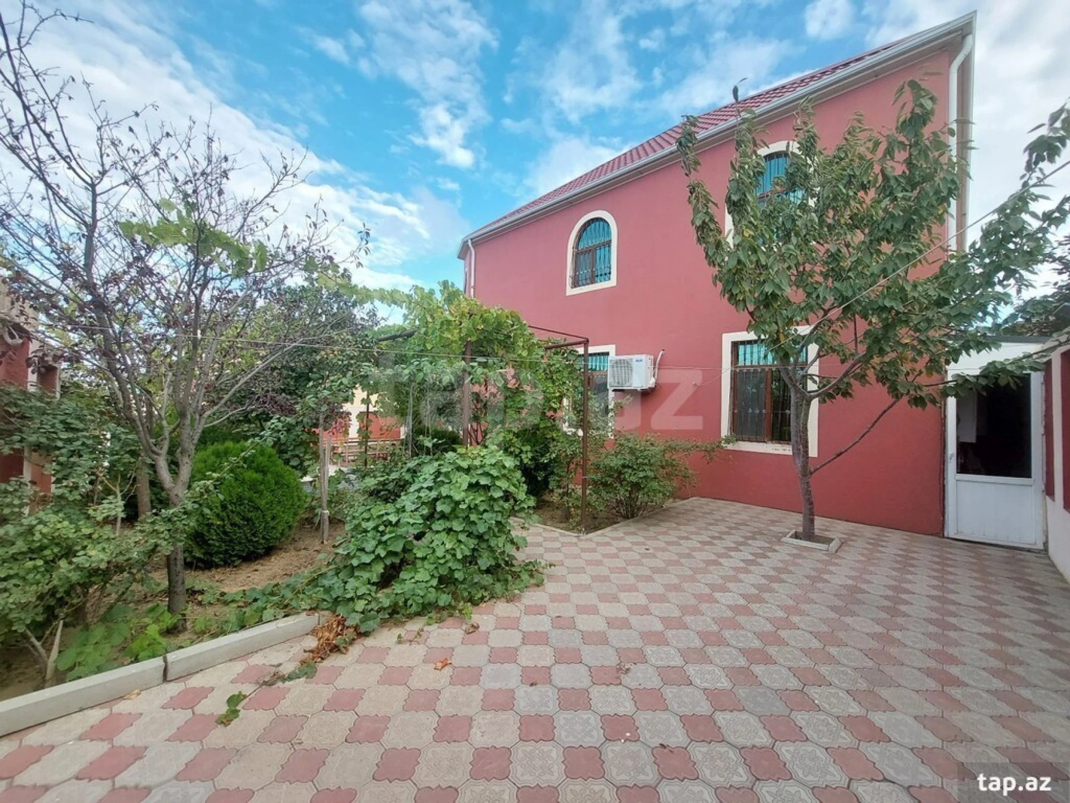 Satılır 6 otaqlı həyət evi