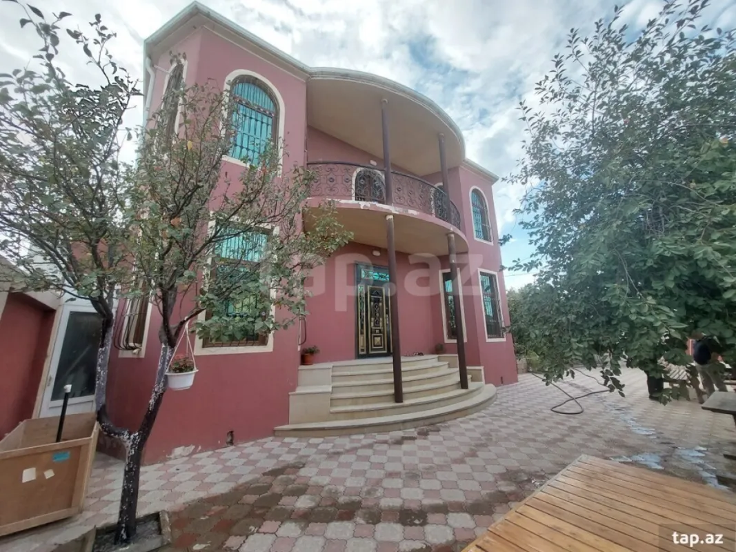 Satılır 6 otaqlı həyət evi