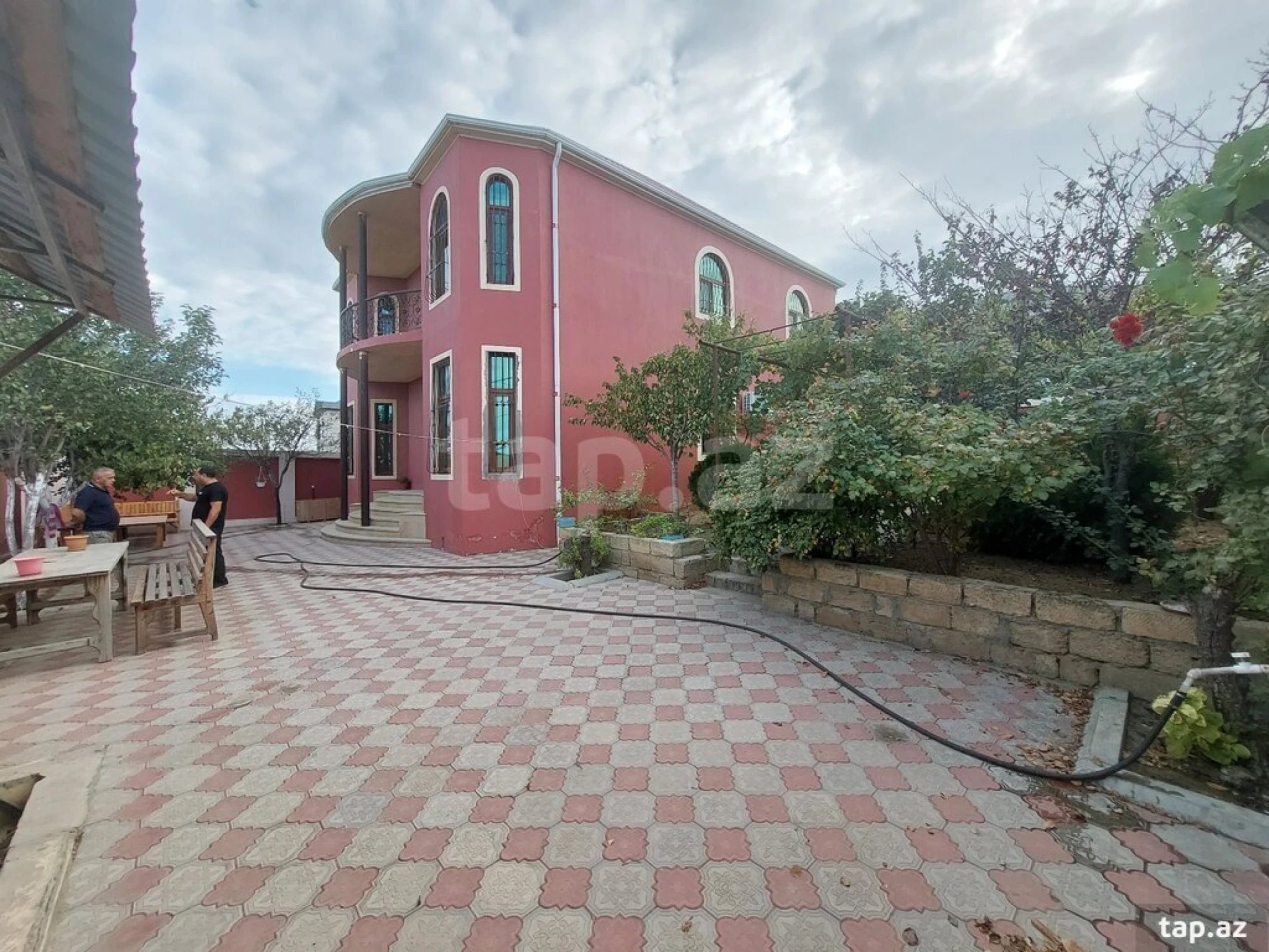 Satılır 6 otaqlı həyət evi