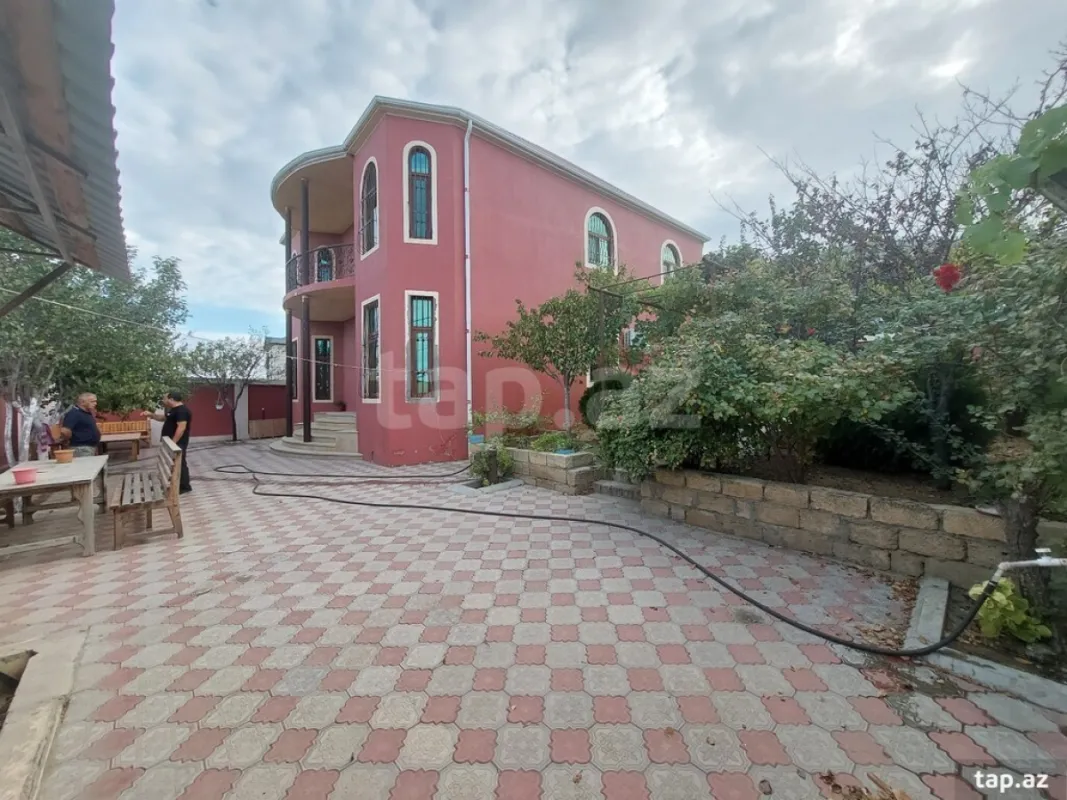 Satılır 6 otaqlı həyət evi