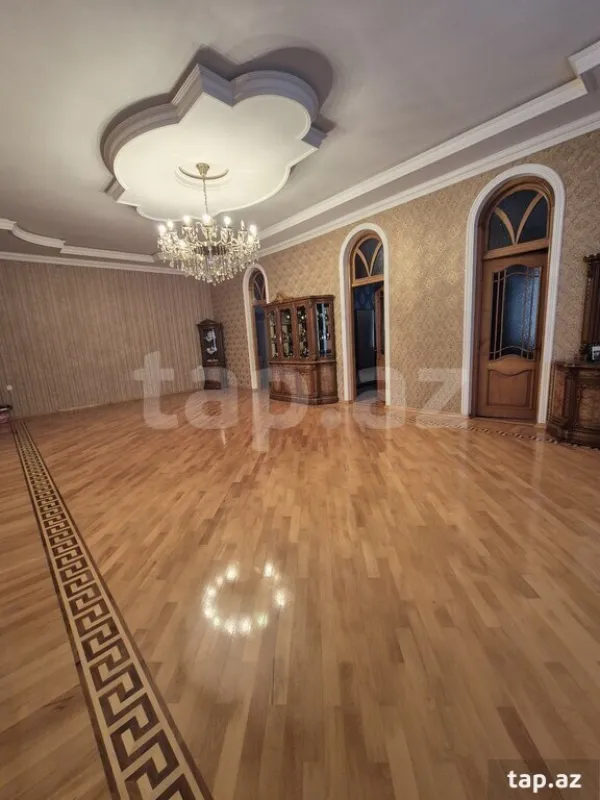 Satılır 8 otaqlı həyət evi