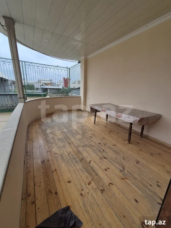 Satılır 8 otaqlı həyət evi