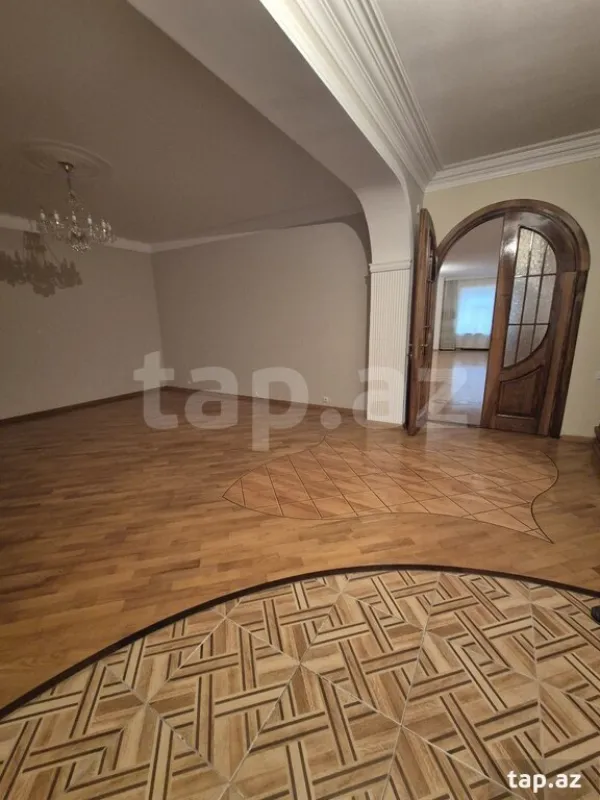 Satılır 8 otaqlı həyət evi