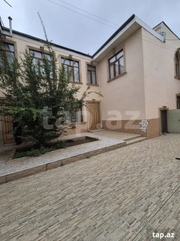 Satılır 8 otaqlı həyət evi