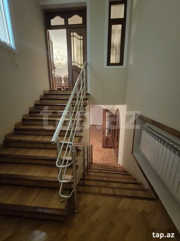 Satılır 8 otaqlı həyət evi