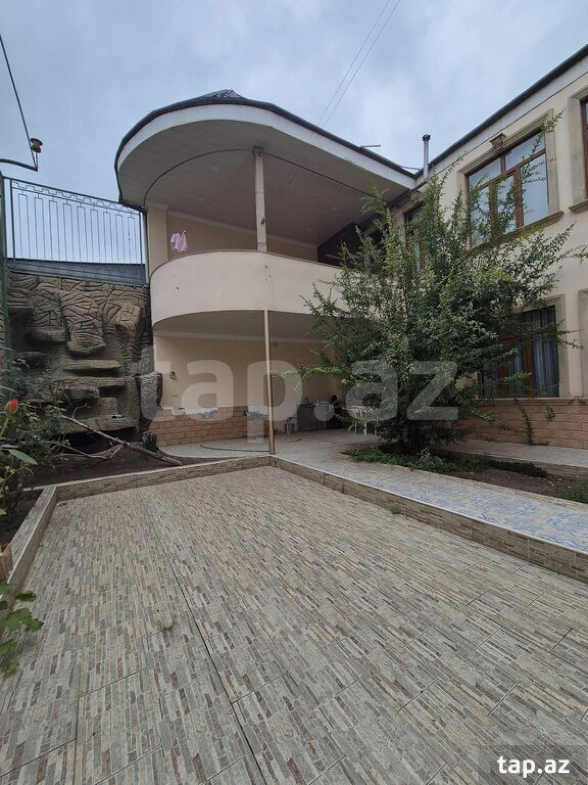 Satılır 8 otaqlı həyət evi