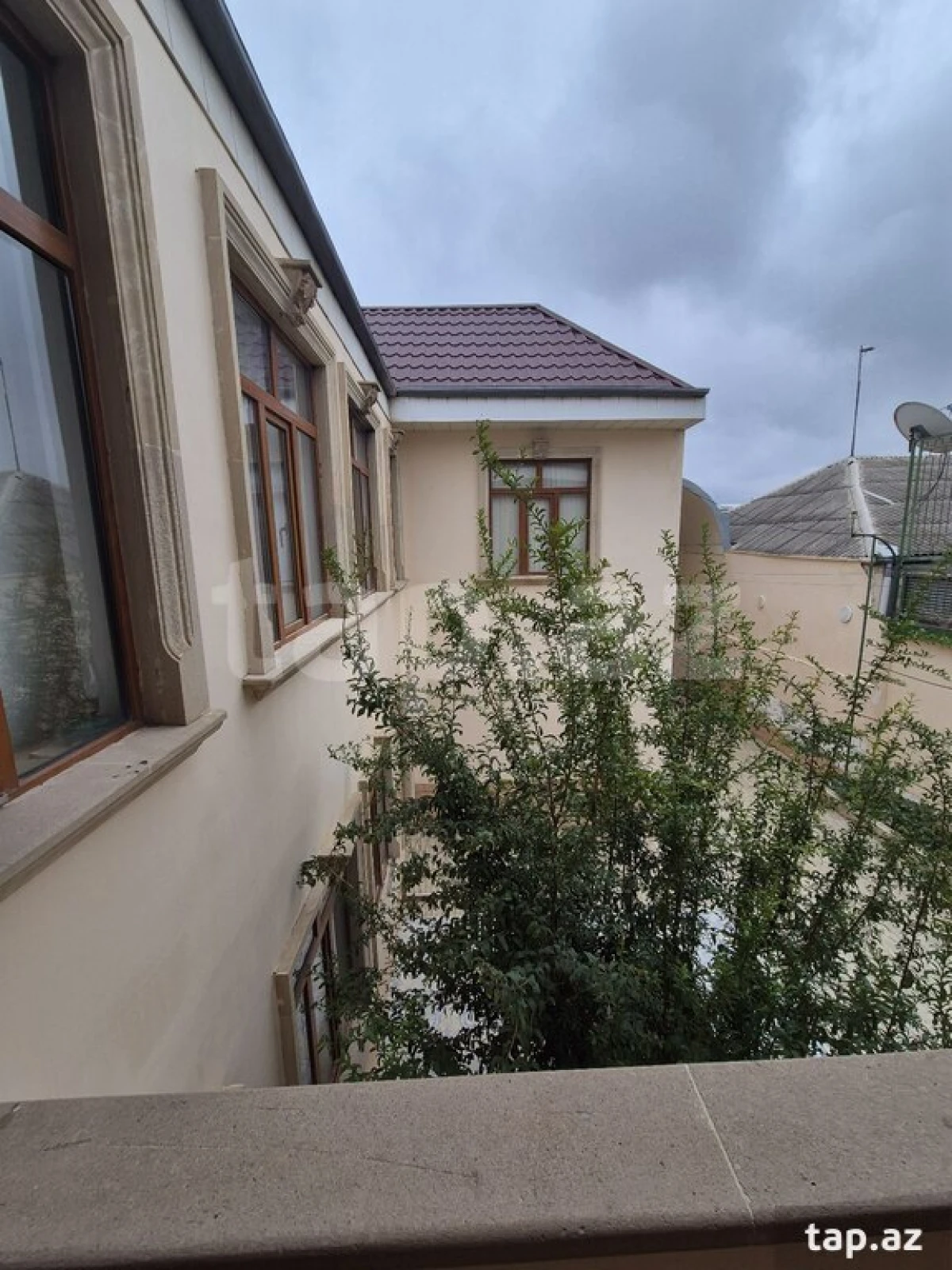 Satılır 8 otaqlı həyət evi