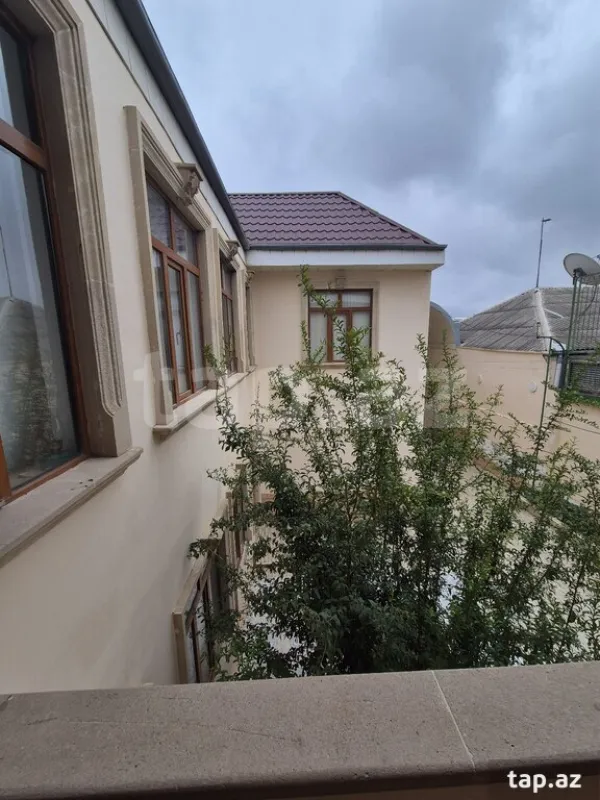Satılır 8 otaqlı həyət evi